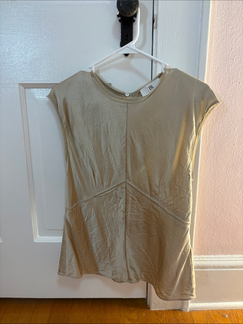 Banana Republic Women's gold Short Sleeve blouse silk